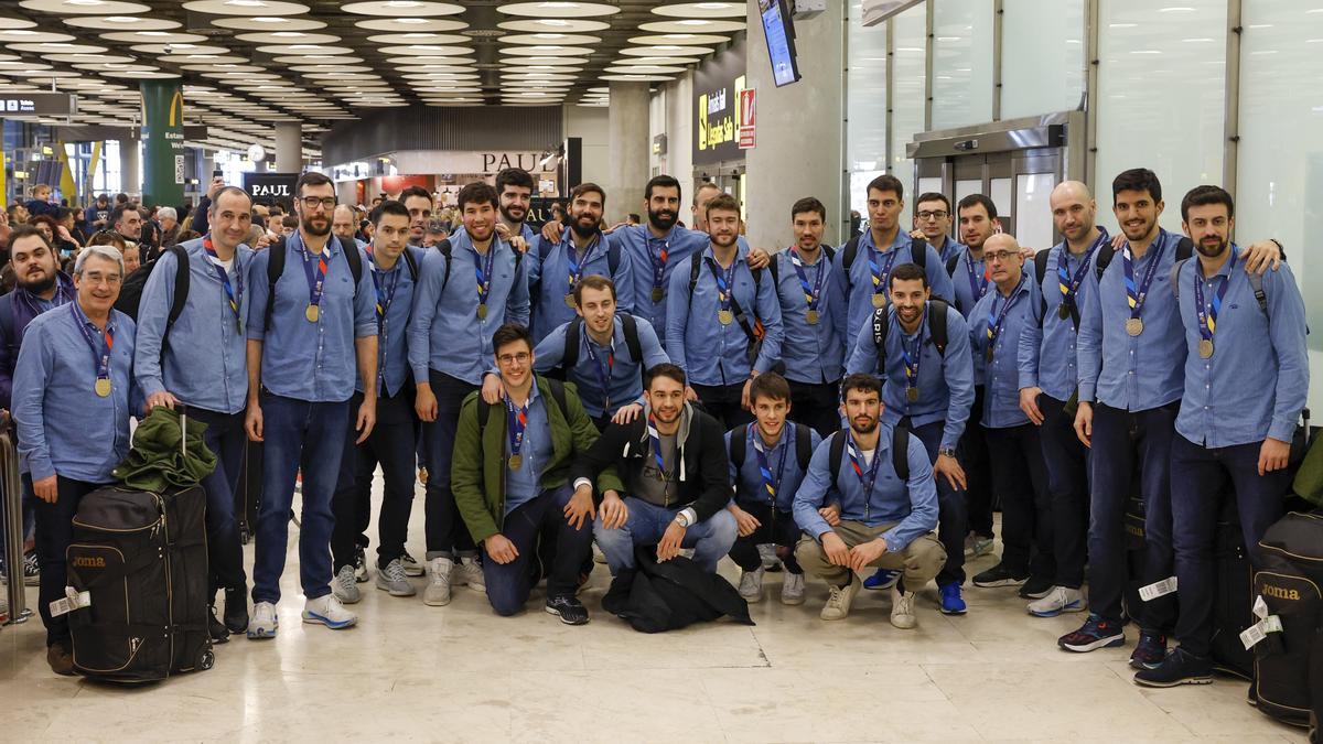 Los Hispanos posan con la medalla de bronce lograda en el Mundial