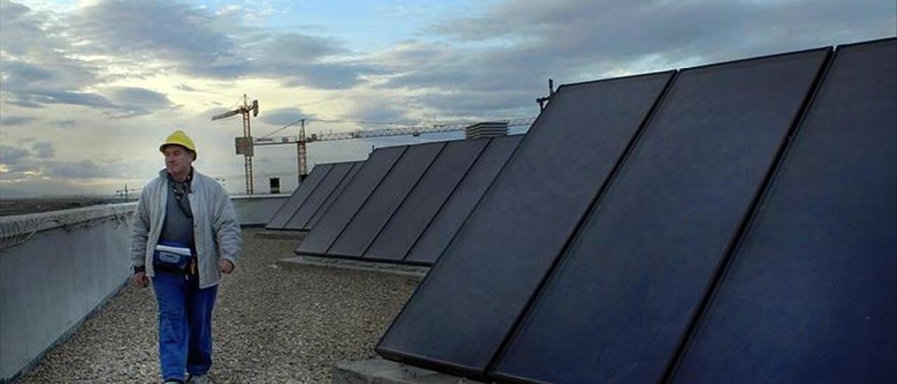 Instalación de paneles solares en la azotea de un edificio.