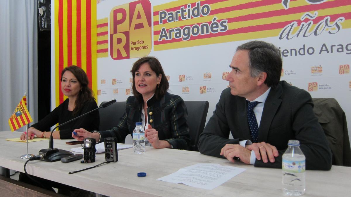 Marina Sevilla, Elena Allué y Xavier de Pedro, del sector crítico del PAR