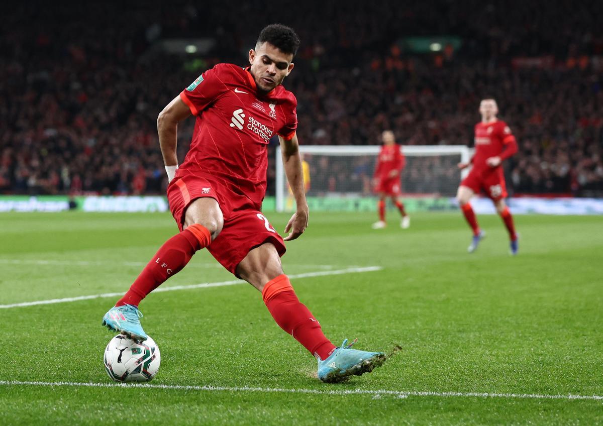 Luis Días controla el balón en un Chelsea-Liverpool.