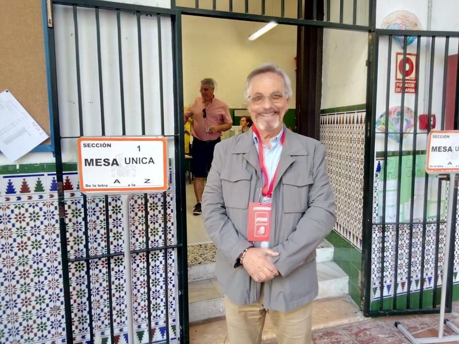 Rafael Granados, exconcejal del PSOE, supervisa los colegios del Centro. Comenta que este domingo está votando menos gente que en las generales y anima a todos a votar