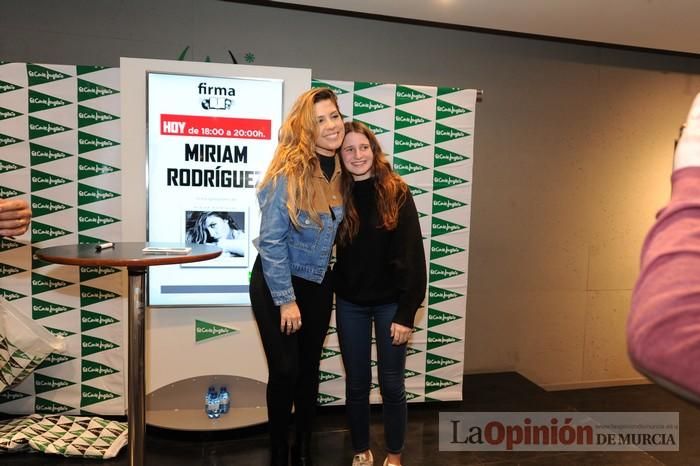 Miriam Rodríguez firma discos en El Corte Inglés