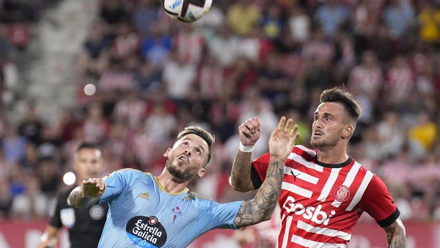 Carles Pérez pugna por un balón con un jugador del Girona, ayer.