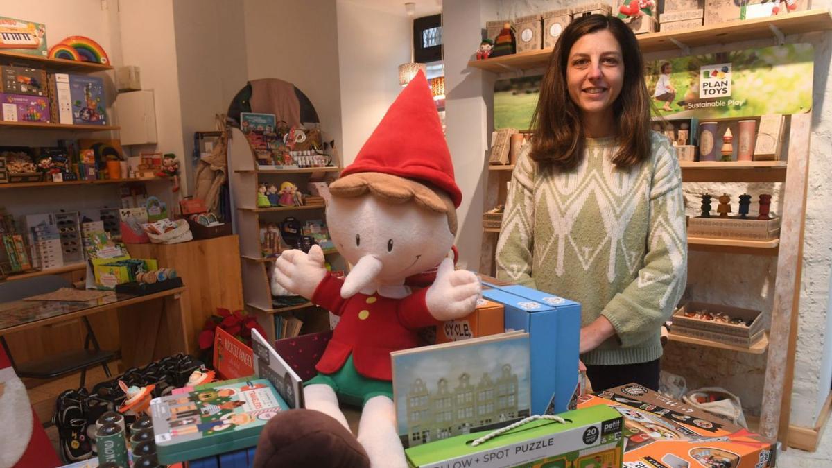 Alessandra Dentamaro, en su juguetería Pinocchio &amp; co, de piezas artesanales.   | // CARLOS PARDELLAS