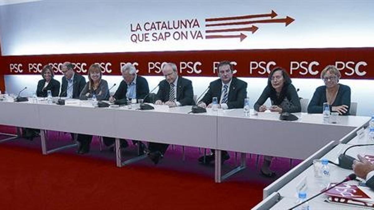 De izquierda a derecha, en la mesa central, Chacón, Zaragoza, De Madre, Molas, Montilla, Hereu, Tura, Badia, en la reunión de la ejecutiva del PSC, ayer en Barcelona.