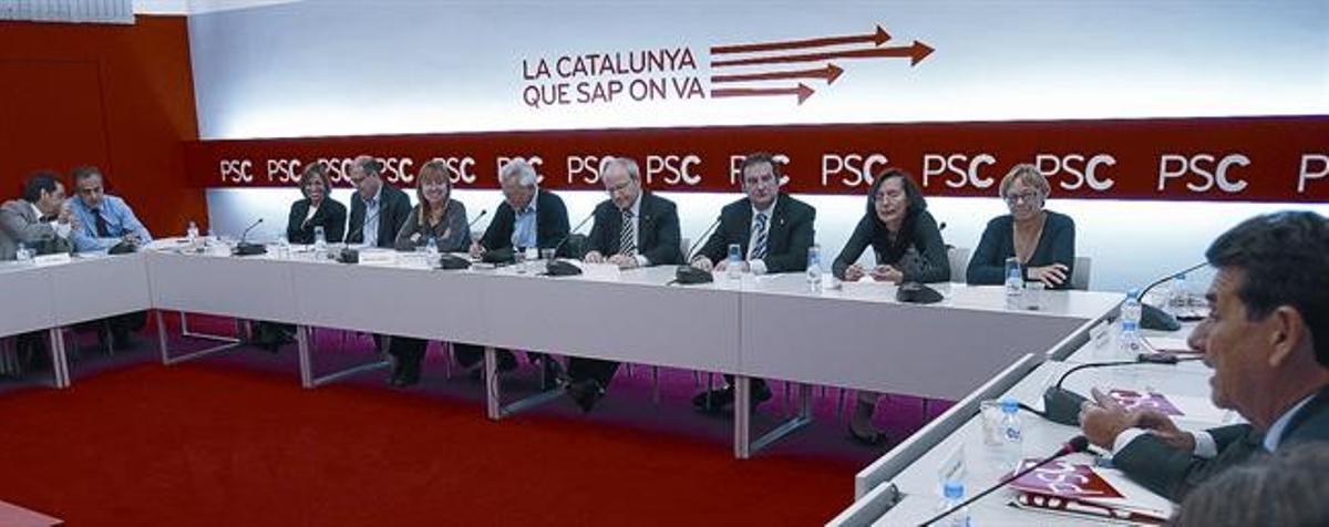 D’esquerra a dreta, a la taula central, Chacón, Zaragoza, De Madre, Molas, Montilla, Hereu, Tura, Badia, en la reunió de l’executiva del PSC, ahir a Barcelona. D’esquerra a dreta, a la taula central, Chacón, Zaragoza, De Madre, Molas, Montilla, Hereu, Tura, Badia, en la reunió de l’executiva del PSC, ahir a Barcelona.