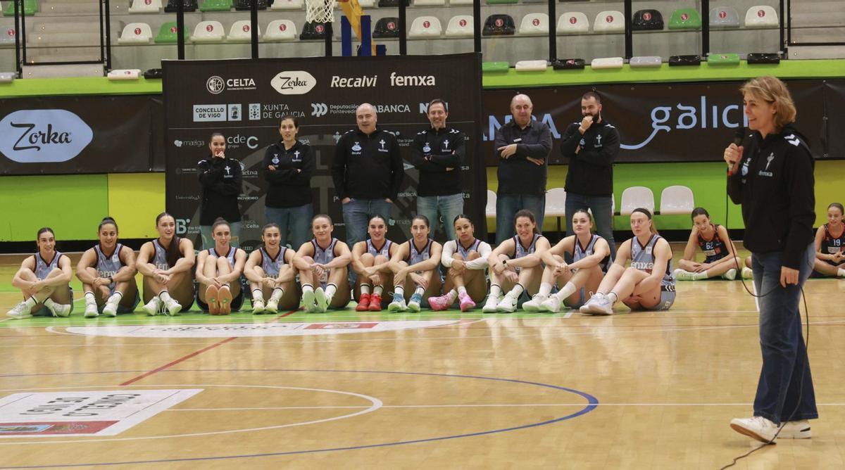 Cantero se dirige al público en la presentación del equipo, con la plantilla y el cuerpo técnico al fondo.