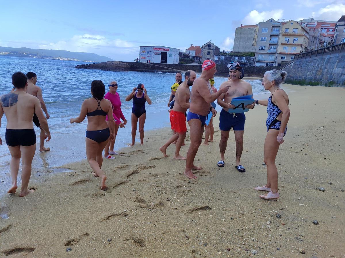 Participantes en el acto de Anduxía, ayer en el arenal.