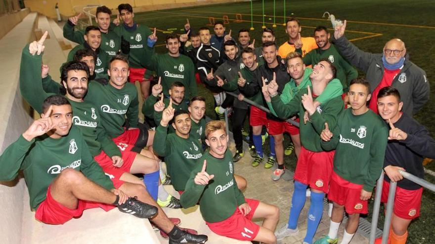 Los jugadores del Minerva posan en las gradas de El Secante antes de un entrenamiento de esta semana.