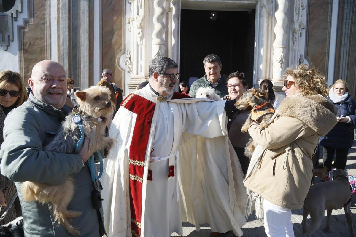 Asistentes a la bendición en la iglesia de la Merced.