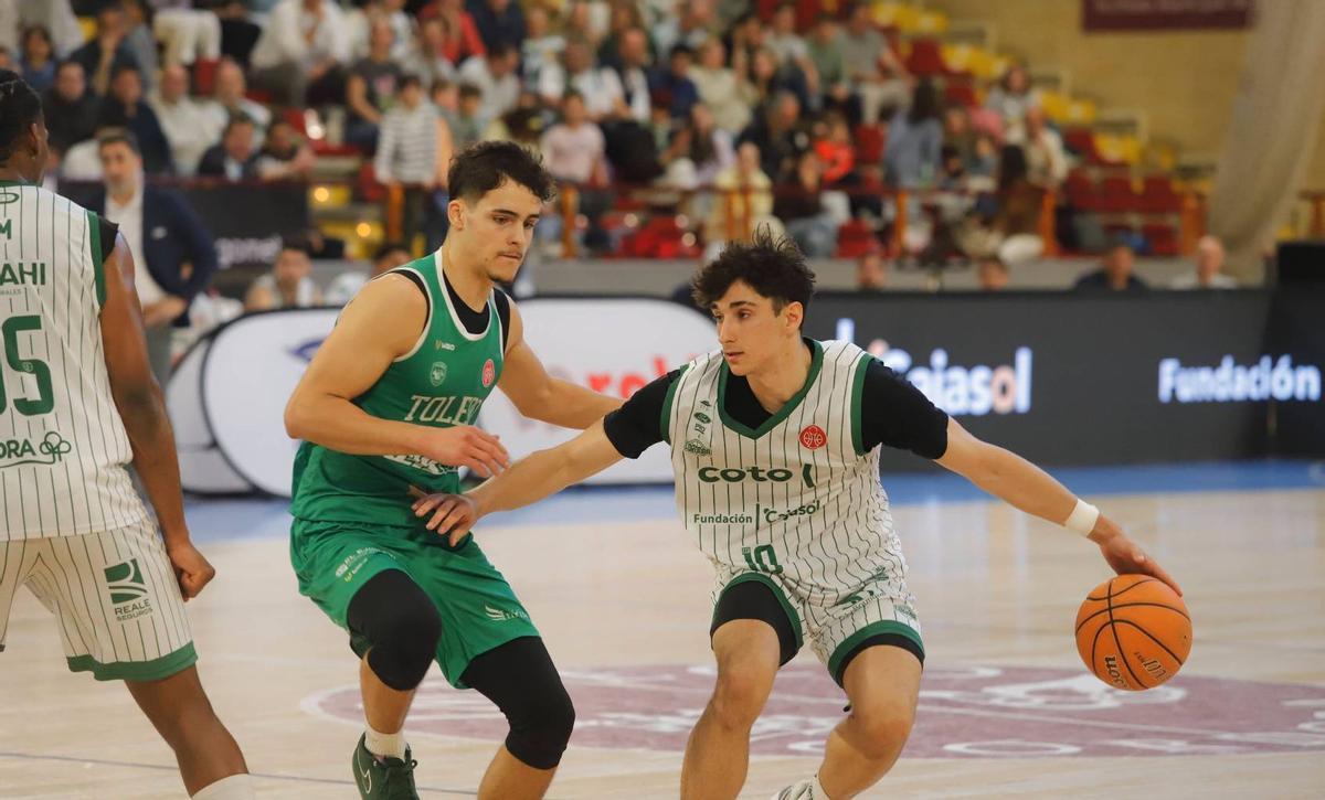 Gonzalo Orozco controla el balón.