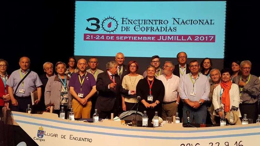 Encuentro de Cofradías en Cangas; la alcaldesa de Jumilla (centro con gafas) y el regidor Pazos (dcha.). // G.N.