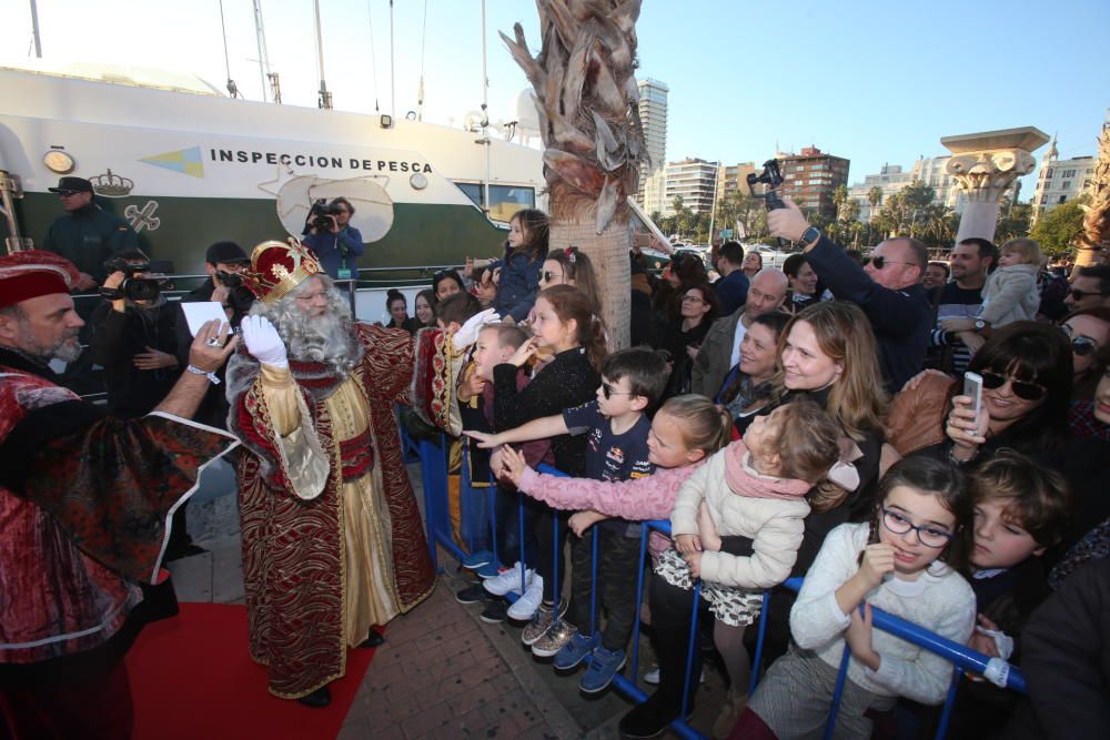 Los Reyes Magos llegan en barco y tocan tierra en las Escaleritas de la Reina