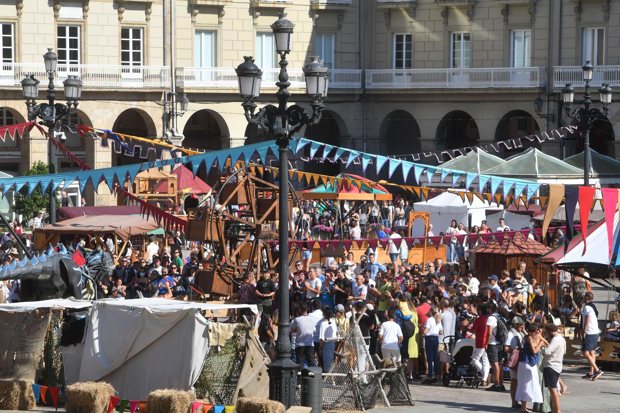 La Feira das Marabillas se despide de la Ciudad Vieja tras retomar la tradición medieval