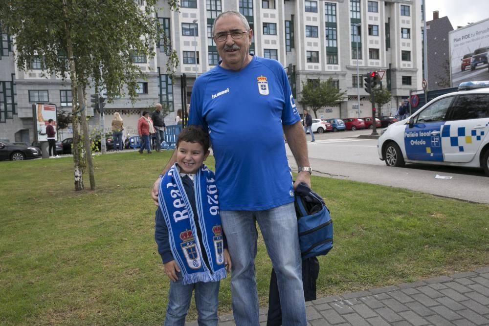 La afición azul apoya al Real Oviedo en el Tartiere