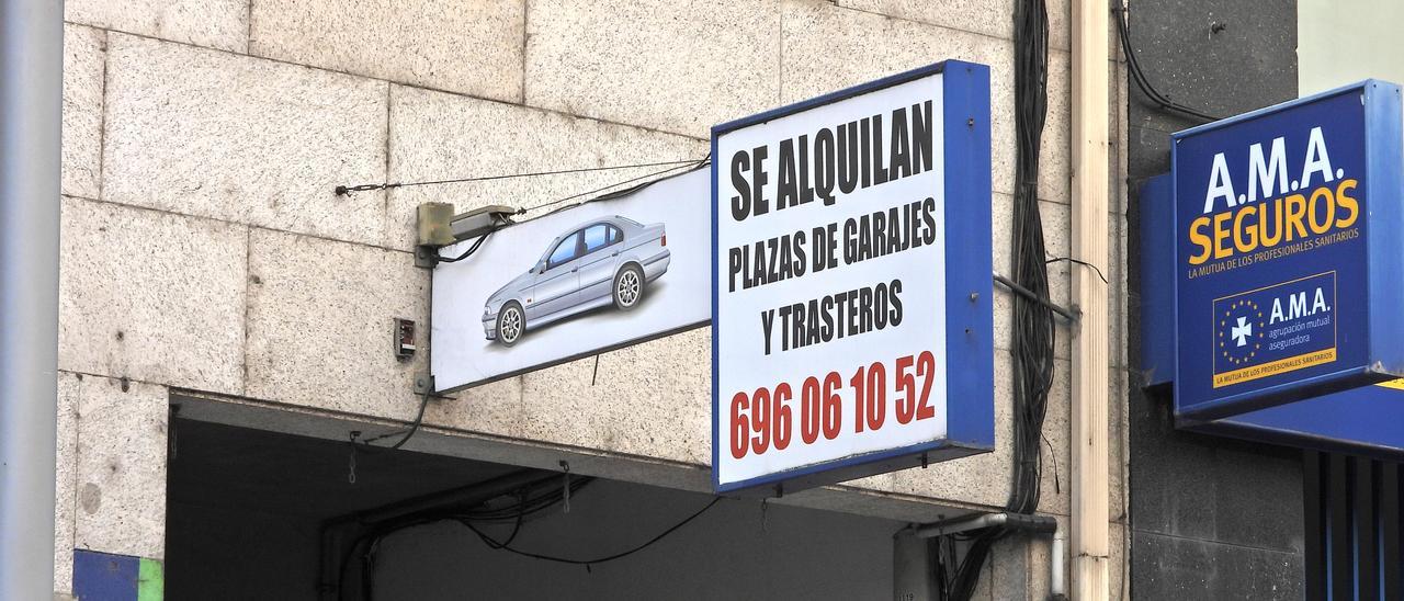 Cartel de alquiler de plazas de garaje.