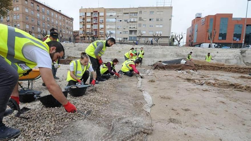 Ocho arqueólogos, dos antropólogas, dos restauradoras y un topógrafo participan en los trabajos del yacimiento de San Esteban.