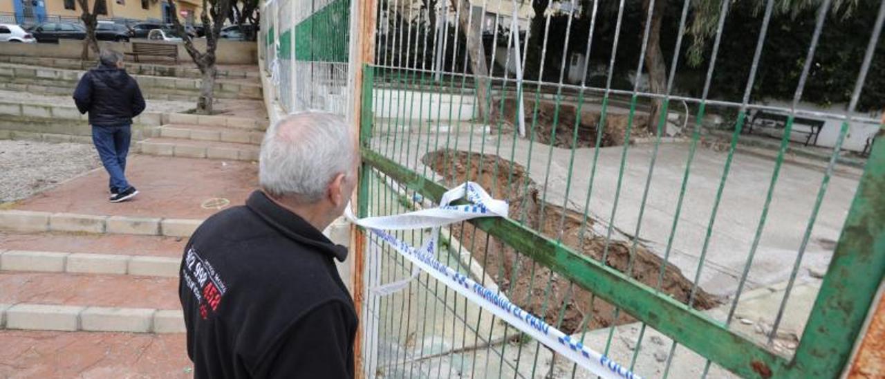 El detalle de uno de los agujeros aparecidos en este barrio de Carrús, cerca de la ladera. | ANTONIO AMORÓS