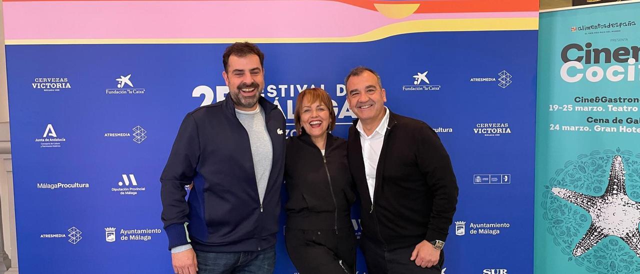 Manuel Sánchez, María José San Román y Vicente Seva, ayer a la entrada del Teatro Echegaray.