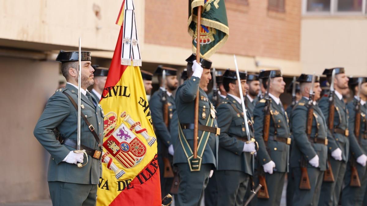 Agentes de la Guardia Civil, con una bandera de España, en los actos por la Patrona 2023