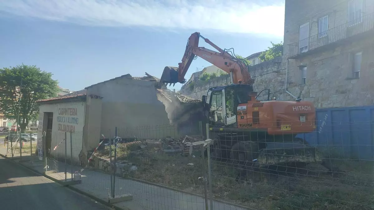 Adiós al último edificio que tapaba la muralla de Zamora en la Bajada de San Martín