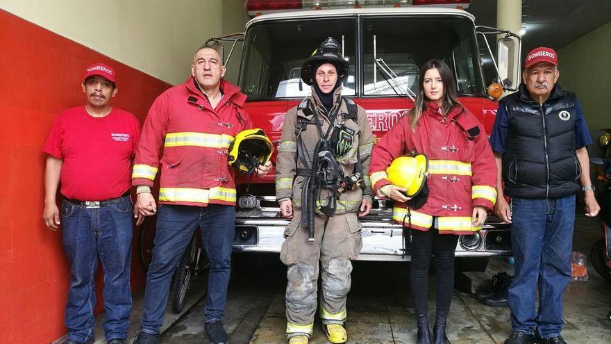 Bruxo Queiman (2º izq.) y Andrea Pousa (2ª d.), con miembros del cuerpo de Bomberos de México. // FdV