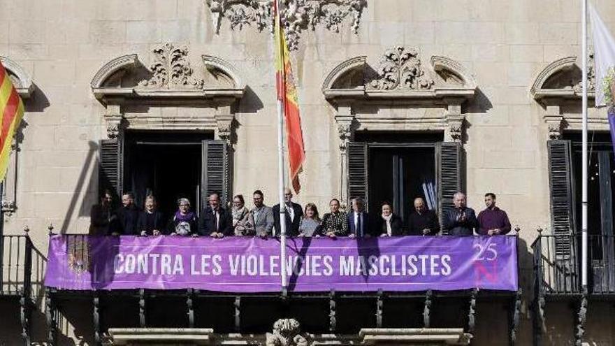 La pancarta que luce en el balcón del Ayuntamiento