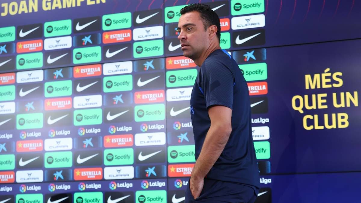 Xavi, llegando a su asiento en la sala de prensa de la Ciutat Esportiva Joan Gamper