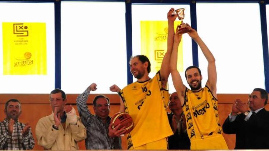 El regidor disfrutó desde el palco de toda la fase y entregó la copa del ascenso a los capitanes Alberto y Lucas. // I. Abella