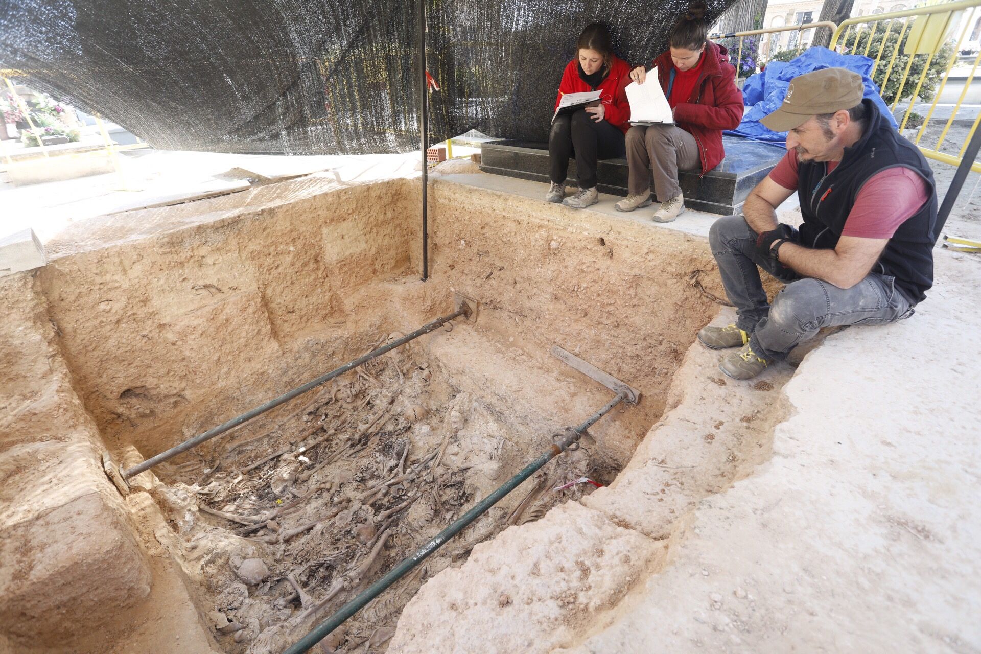 Un juzgado paraliza la exhumacion de una fosa en Paterna . fosa 22 . represaliados del franquismo. Guerra Civil Espa�ola.jpg