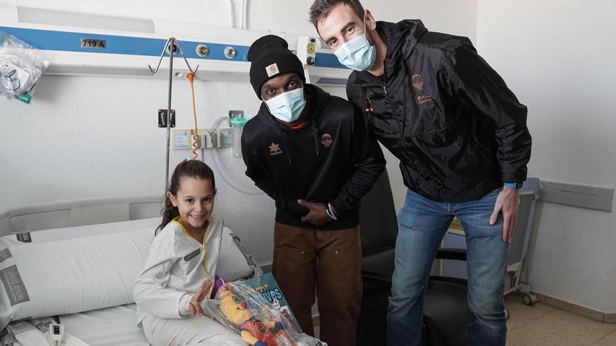 El Valencia Basket lleva regalos y sonrisas a los más pequeños en los hospitales