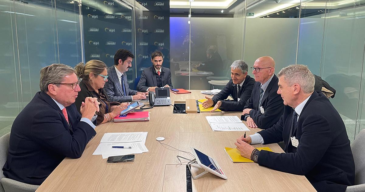 Los representantes de AVA-Asaja reclaman en Burselas cambios en el acuerdo con Sudáfrica.