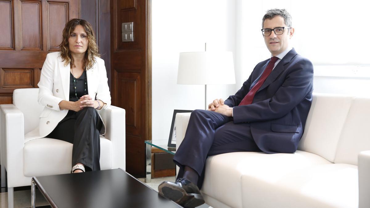 El ministsro Félix Bolaños y la ’consellera’ Laura Vilagrà, en la Generalitat.