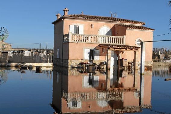 In dem kleinen Dorf in der Nähe des Flughafens von Mallorca steht das Wasser - und fließt seit Dezember nicht ab. Die Anwohner beklagen die Untätigkeit der Politik.