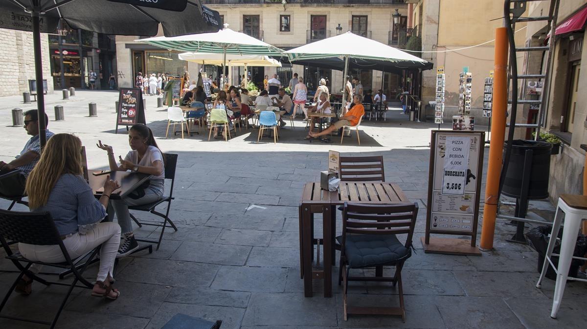 Terrazas en el eje de la plaza de Santa Maria.