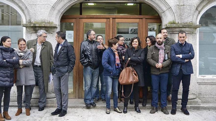 Alcalde de Tui, delegados de los Colegios de Abogados y Procuradores, CUT y funcionarios. // J.V.