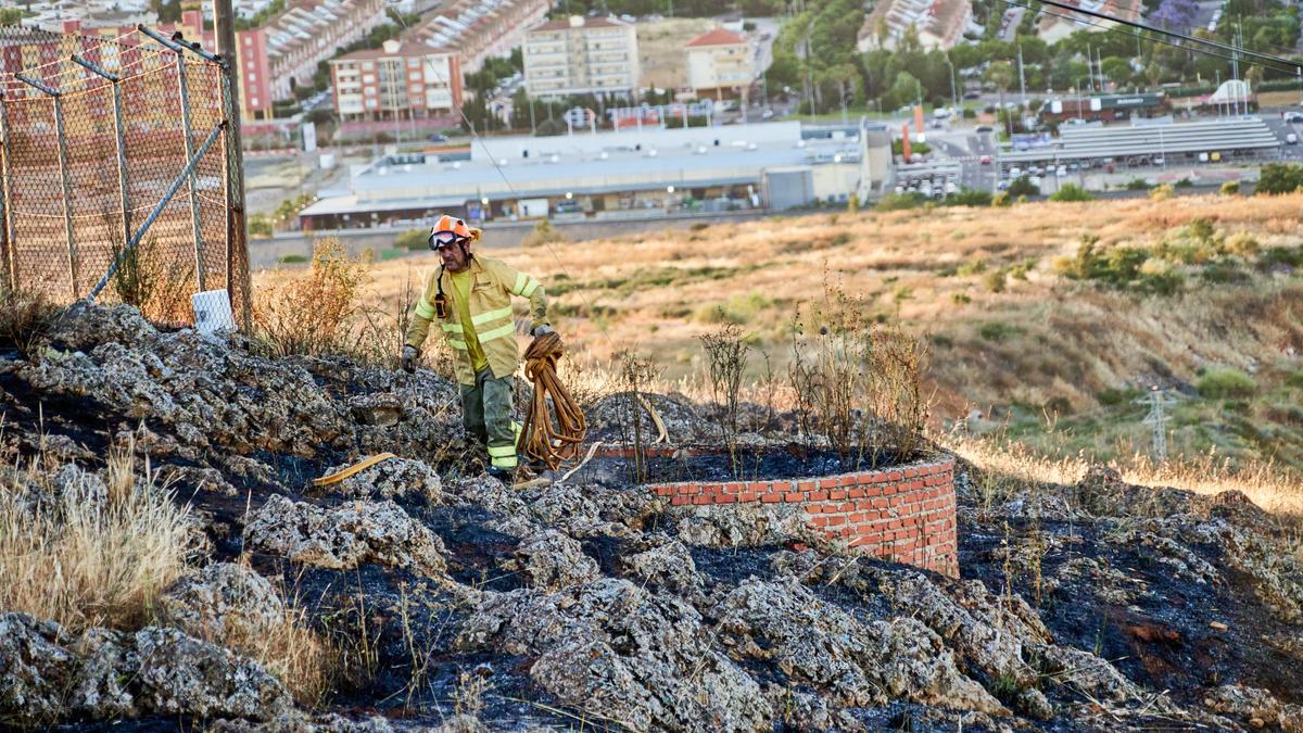 Un bombero en el Cerro de los Pinos.