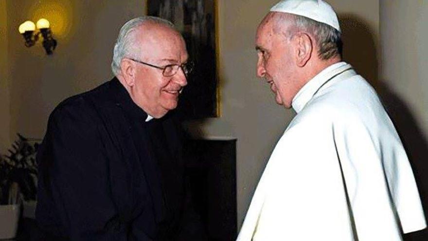 Monsenyor Fernando Vérgez, amb el papa Francesc, en una imatge d’arxiu.  | EUROPA PRESS