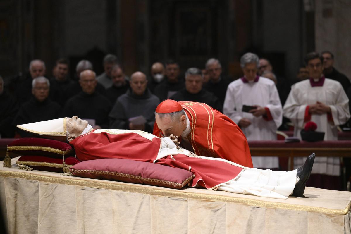 El cuerpo del difunto Papa Emérito Benedicto XVI (Joseph Ratzinger) en la Basílica de San Pedro para vista pública.