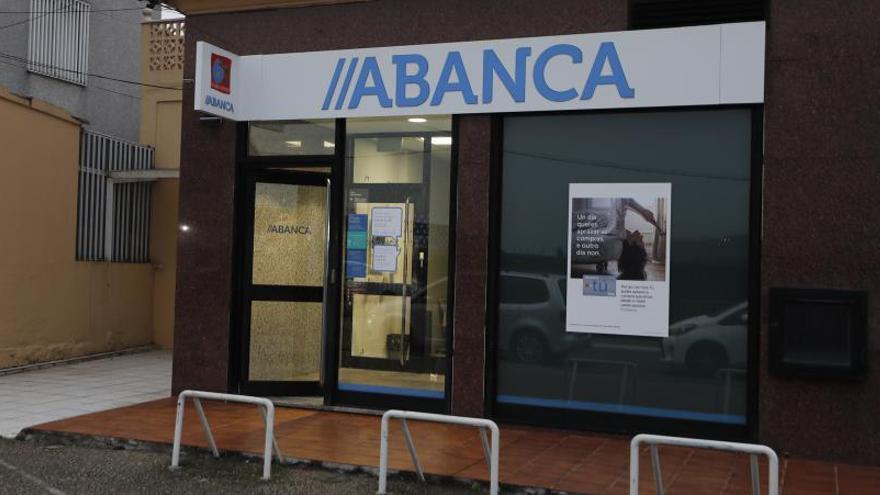 Los atracadores que maniataron a empleados y clientes de un banco robaron 160.000 euros