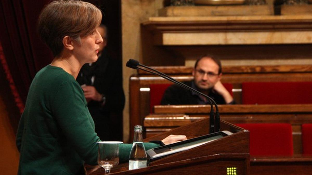 Dolors Camats interviene en el Parlament, con Joan Herrera al fondo.