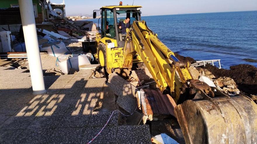 Los vecinos de Dénia crean con escombros una barrera contra el temporal