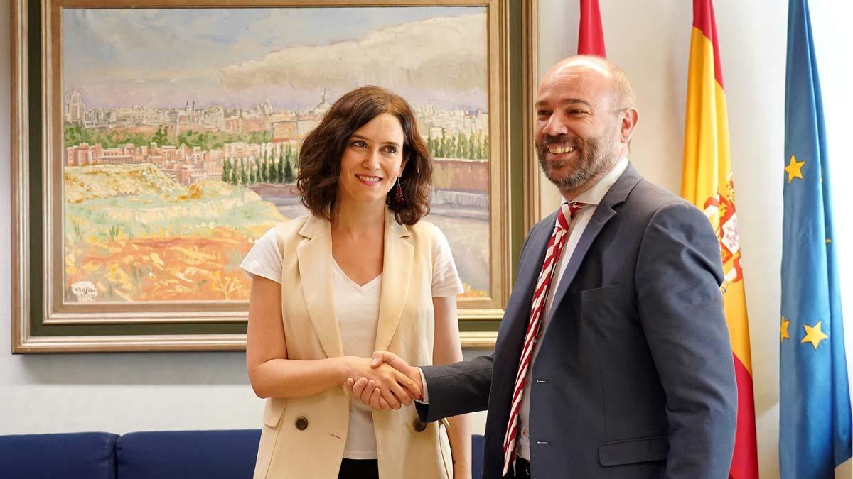 La candidata del PP a la presidencia de la Comunidad de Madrid, Isabel Díaz Ayuso, y el presidente de la Asamblea de Madrid, Juan Trinidad.