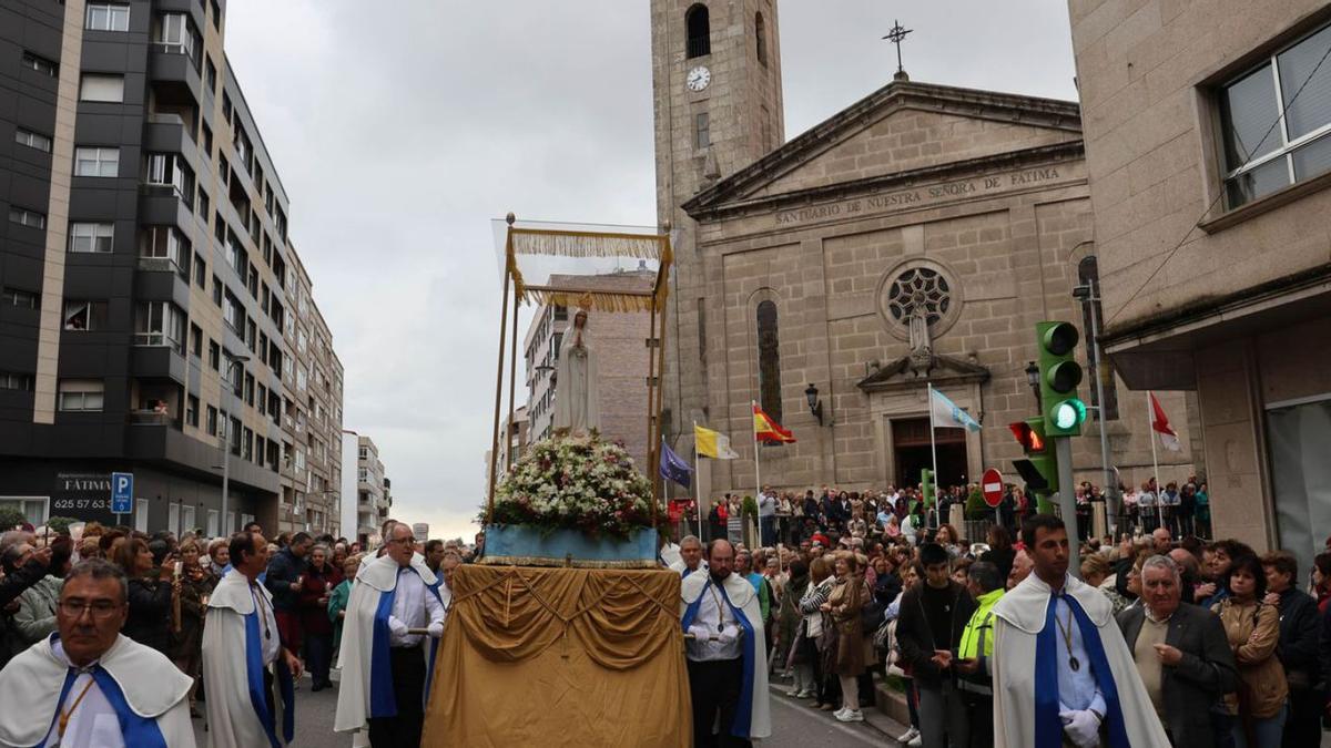 Procesión con la imagen de Nuestra Señora de Fátima en Vigo.