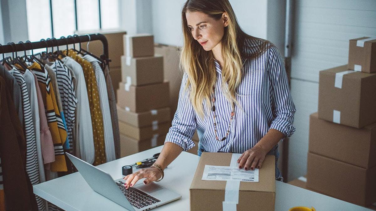 Chica haciendo compra online