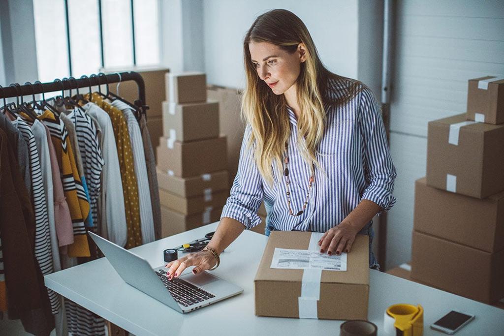Chica haciendo compra online
