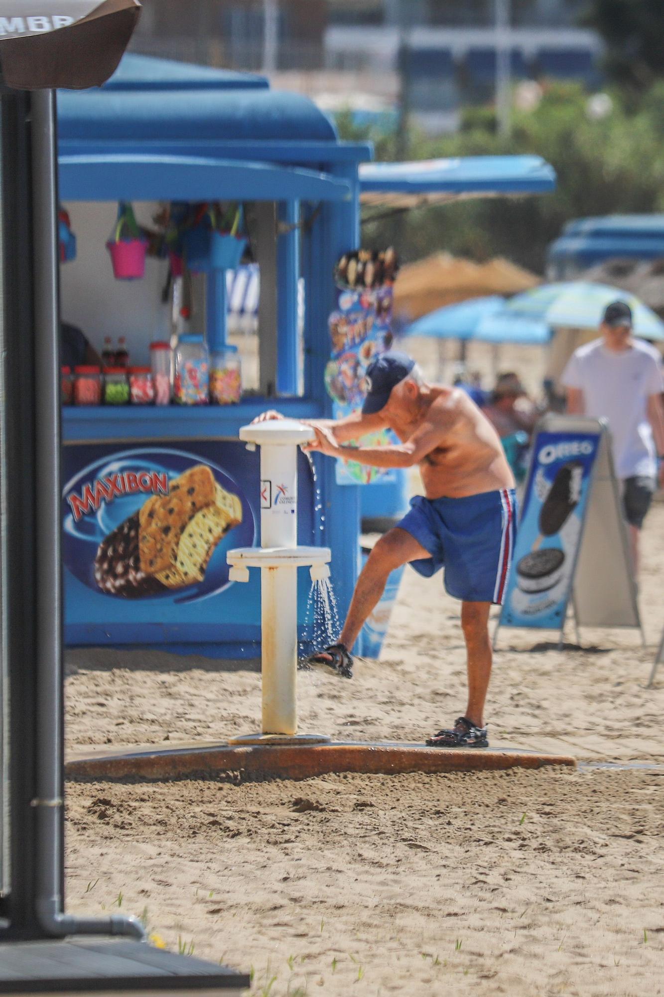 La Generalitat se desentiende de la seguridad en la playa del Acequión de Torrevieja