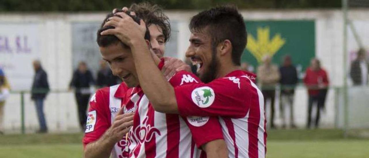 Dreyer, autor del gol, es felicitado por Cifre y Guille Donoso.