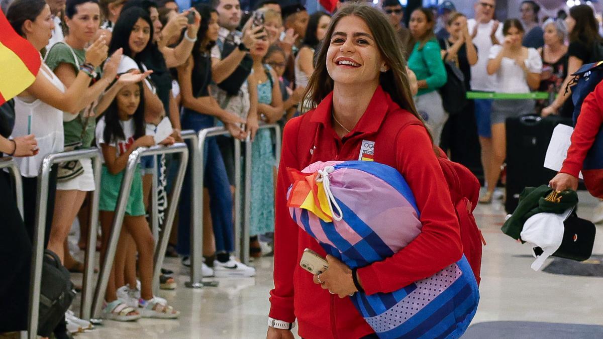 Águeda Marqués, todo felicidad a su llegada a Barajas