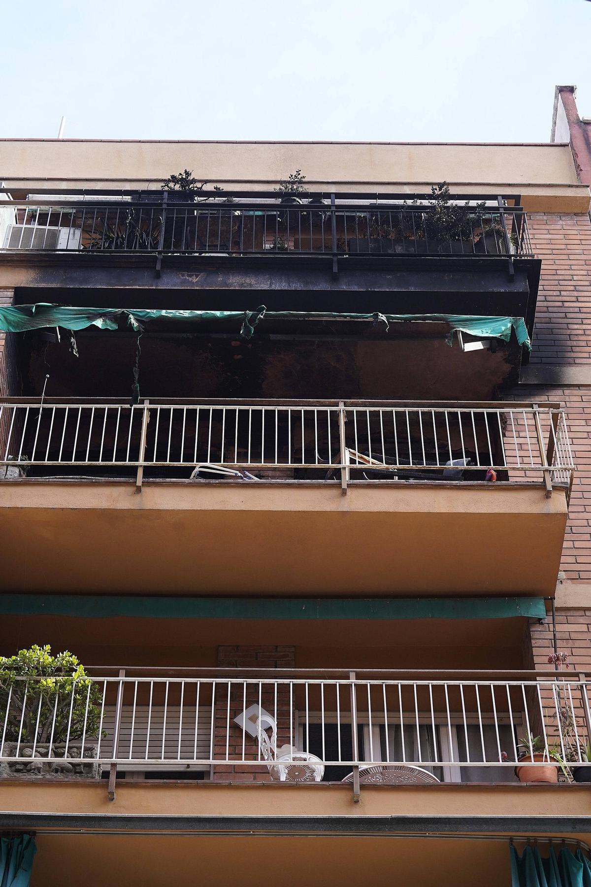 Les imatges del pis incendiat en un bloc del barri de Sant Narcís